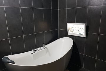 Deep soaking bathtub