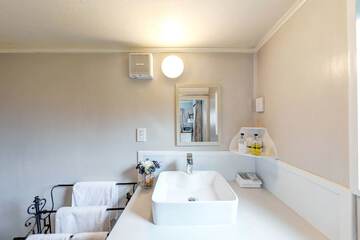Bathroom sink