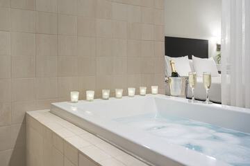 Deep soaking bathtub