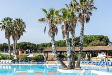 Poolside bar