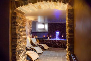 Indoor spa tub
