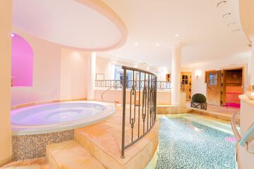 Indoor spa tub
