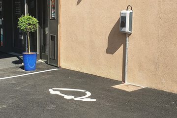 Electric vehicle charging station