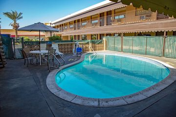 Townhouse Inn & Suites