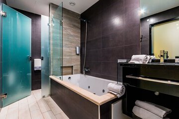 Private spa tub