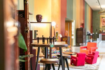 Lobby lounge
