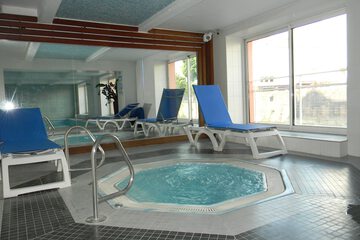 Indoor spa tub