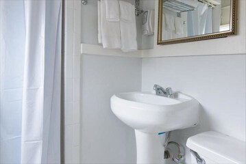 Room 5 of 10