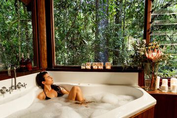 Deep soaking bathtub