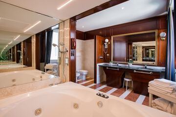 Jetted tub
