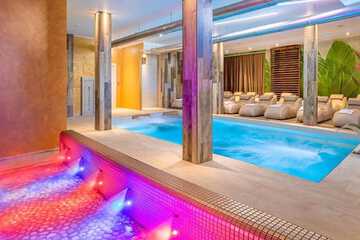 Indoor spa tub