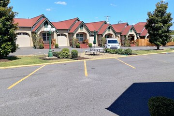 Hotel Exterior 205 of 211