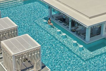 Swim-up bar