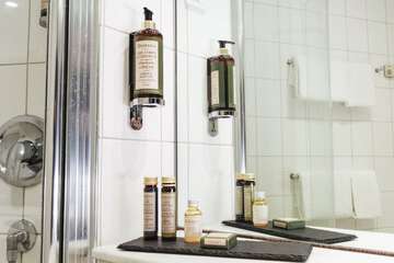 Bathroom amenities