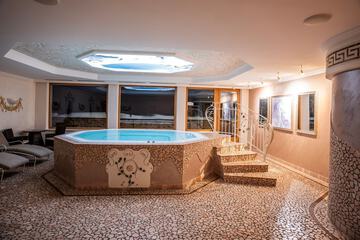 Indoor spa tub