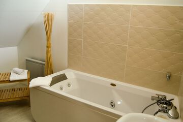 Jetted tub
