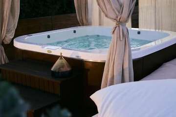 Jetted tub