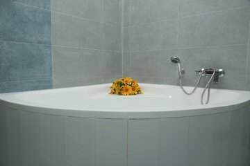 Deep soaking bathtub