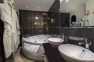 Jetted tub