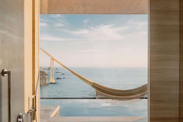 Deep soaking bathtub