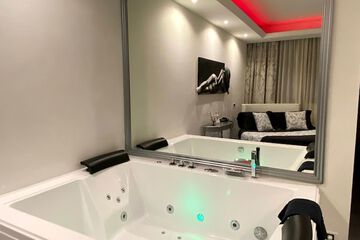 Private spa tub