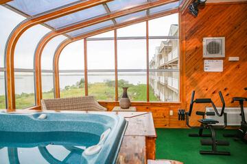 Indoor spa tub
