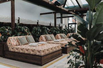 Indoor/outdoor pool