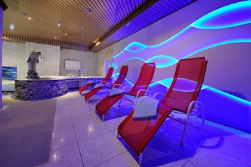 Indoor spa tub