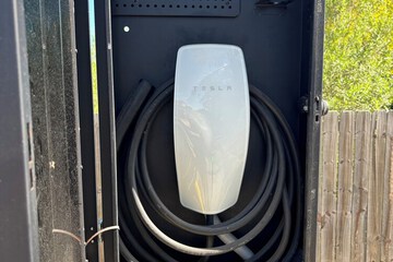 Electric vehicle charging station