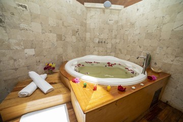 Indoor spa tub