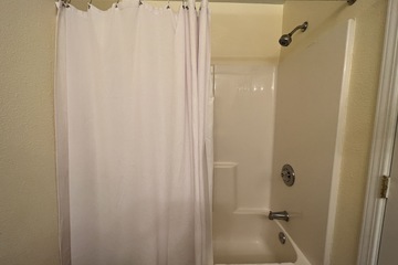 Deep soaking bathtub