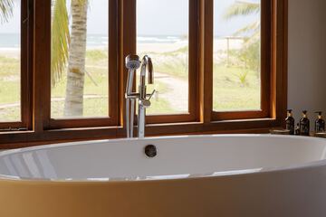 Deep soaking bathtub
