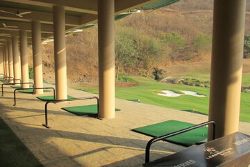 Indoor golf driving range