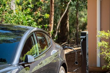 Electric vehicle charging station