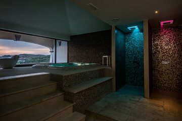 Indoor spa tub