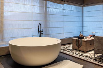 Deep soaking bathtub