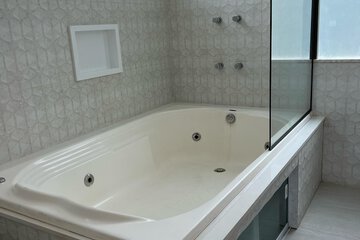 Private spa tub