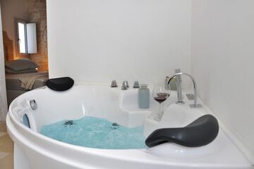 Private spa tub