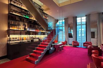 Lobby lounge