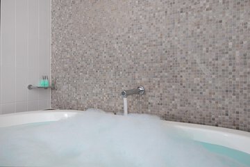 Deep soaking bathtub