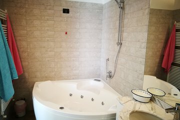 Private spa tub