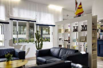 Lobby lounge