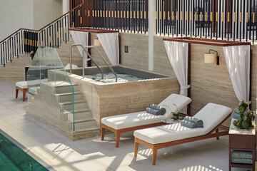 Indoor spa tub