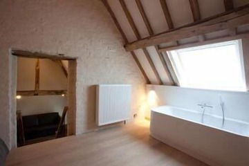 Deep soaking bathtub