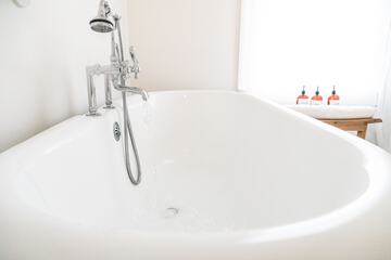 Deep soaking bathtub