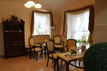 Lobby lounge