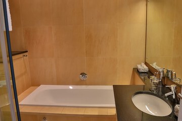 Deep soaking bathtub