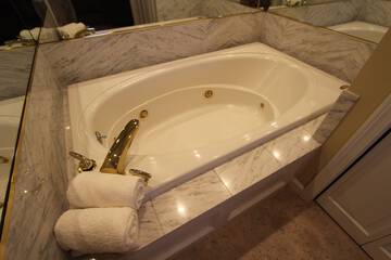 Jetted tub