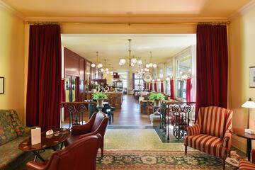 Lobby lounge