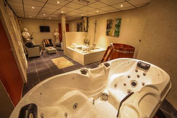 Indoor spa tub